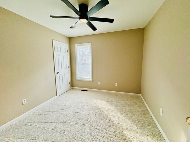 Building Photo - Short term lease available!