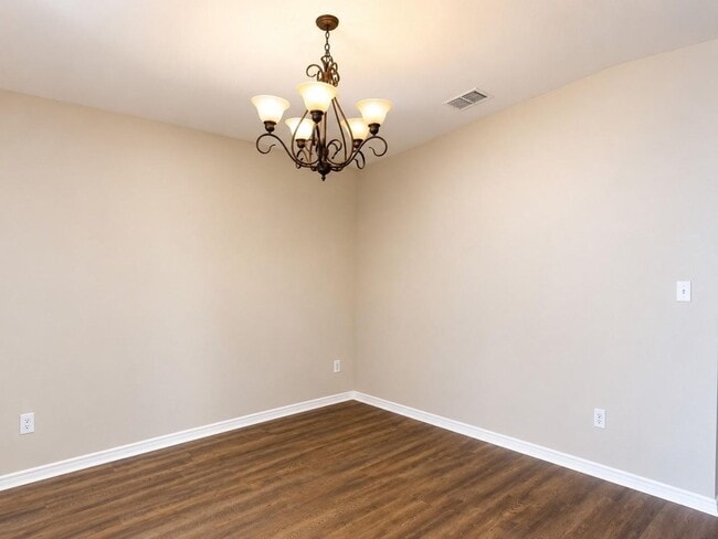 Building Photo - 1406 Millbrook Ln