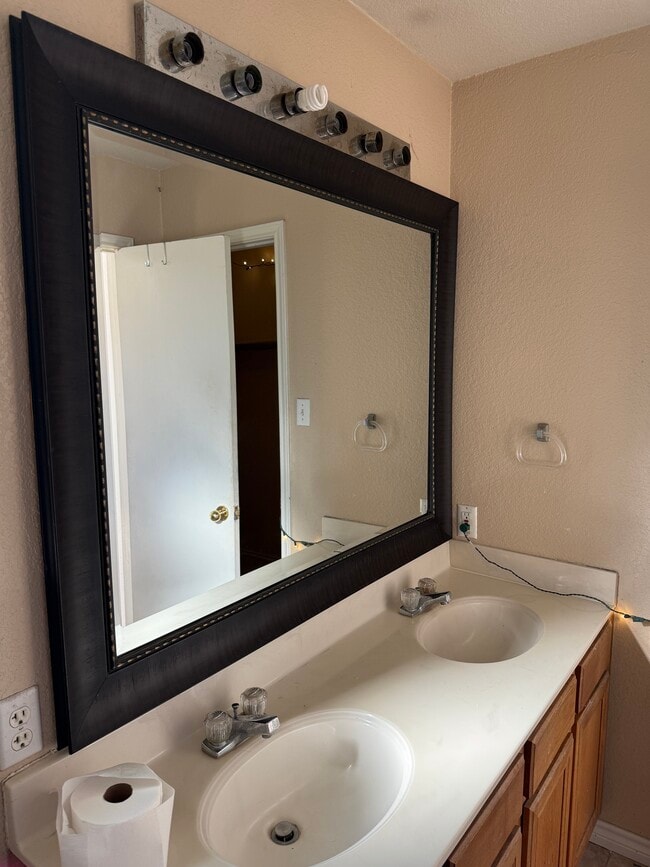 Building Photo - 4806 Silver Leaf Ct