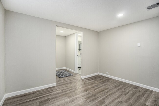 Building Photo - 812 7th Ave N