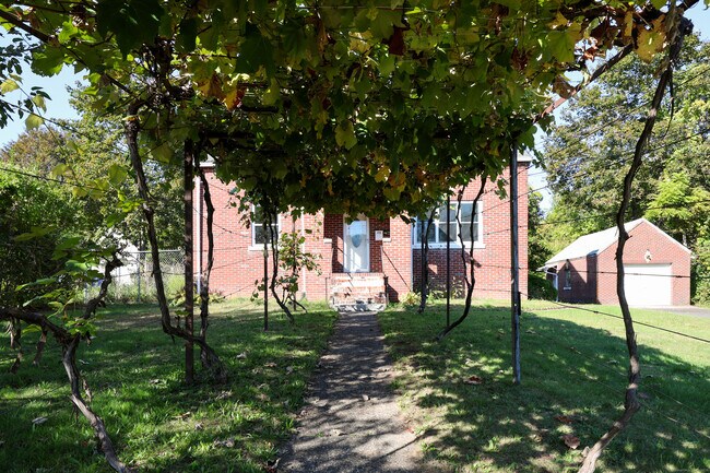 Building Photo - 142 Wolcott St
