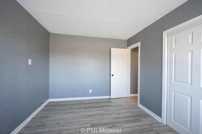 Building Photo - Cozy 2 Bed, 1 Bath Apartment in Indianapol...