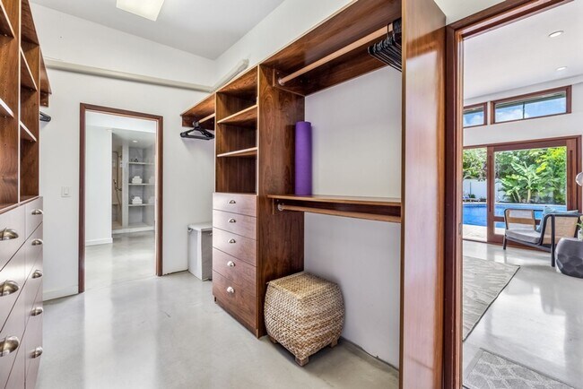 Building Photo - Elegant Home w/ Private Beach Access, Pool...