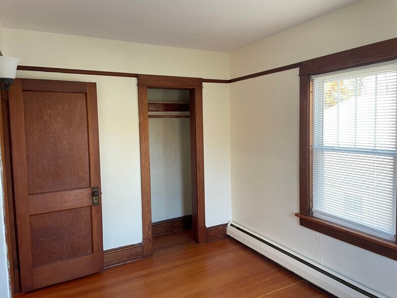 Building Photo - 207 Safford St