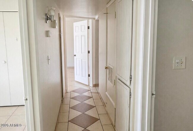 Building Photo - 2022 W Eugie Ave