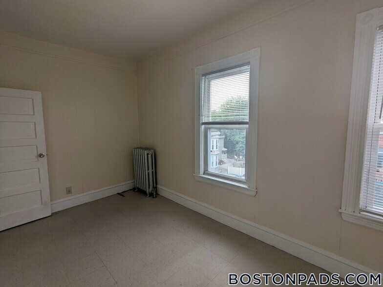 Building Photo - 175 River St