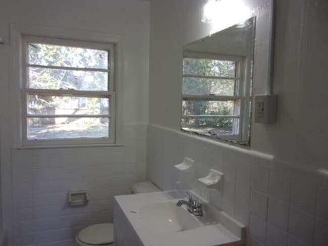 Building Photo - Newly Rennovated