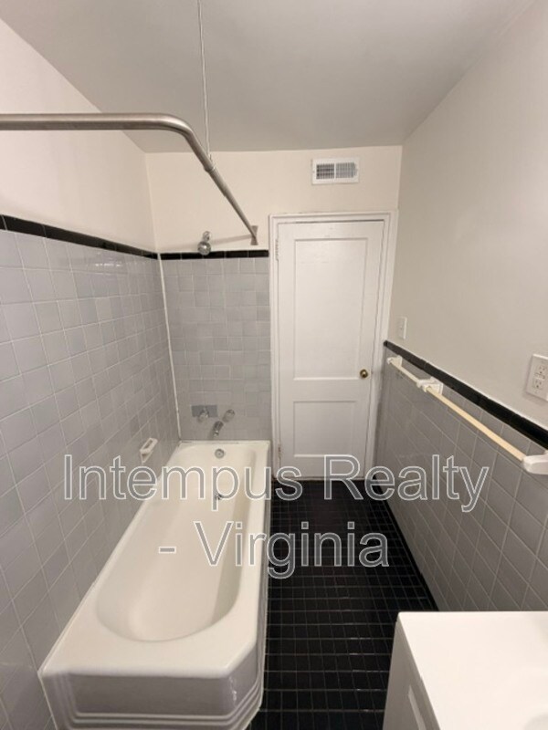 Building Photo - 2914 13th Rd S