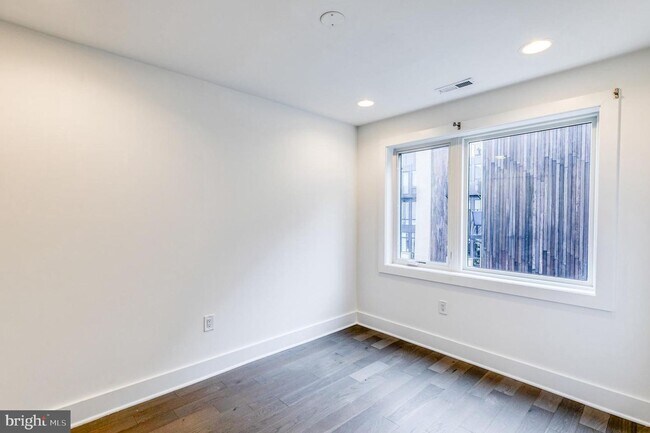 Building Photo - Northern Liberties Townhome with Parking