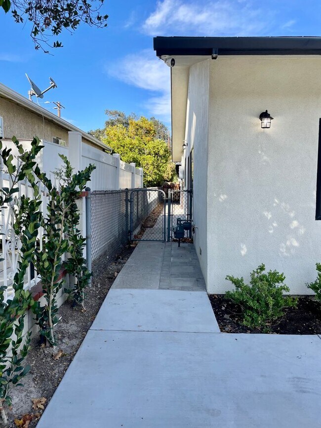 Building Photo - 1107 Ojai Rd