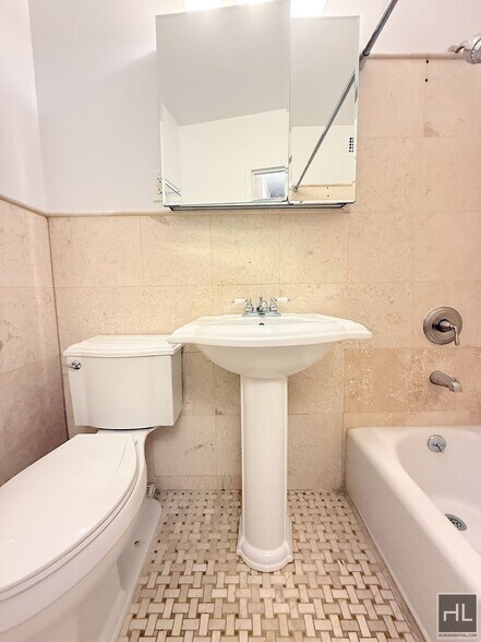 Building Photo - 1 bed 1 bath with dinning area , Washer and dryer - WEST 93 STREET