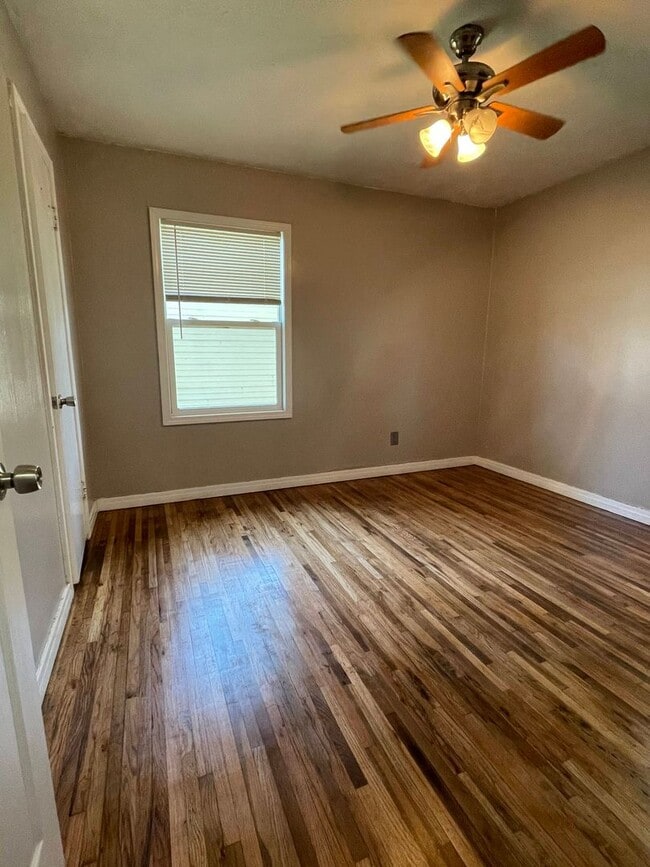 Building Photo - Great Location, Clean 2 bedroom