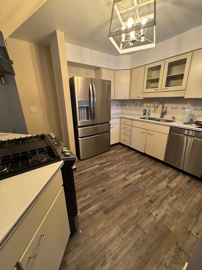 Building Photo - Stunning 2 bedroom townhouse