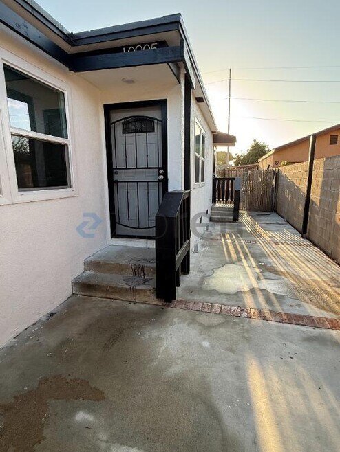 Building Photo - 10905 S Burl Ave