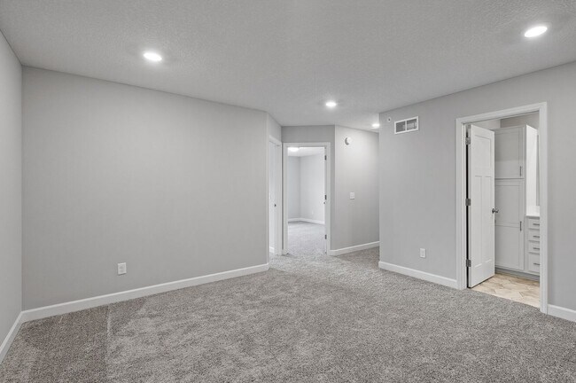 Building Photo - 15008 Ahena Curv
