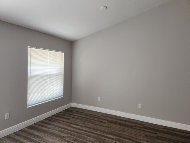 Building Photo - 5012 Dolphin Ct