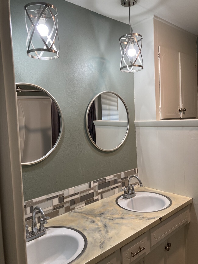 Building Photo - 5024 S 85th East Ave