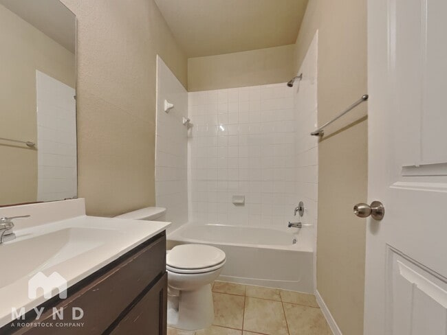 Building Photo - 2880 Donnell Dr