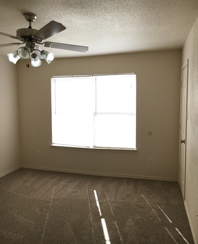Building Photo - FREE JANUARY RENT!!!! PRICE IMPROVEMENT $825!!!!