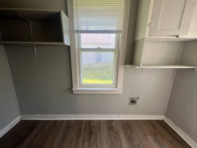 Building Photo - Cute 3 bedroom / 1 bathroom house with fen...