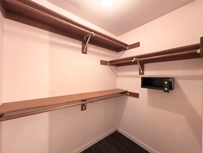 Building Photo - 3 Bed 2.5 Bath 3 Level Home w/ Furnished B...