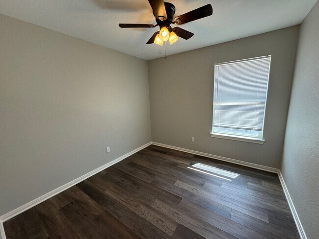 Building Photo - Updated Private Duplex