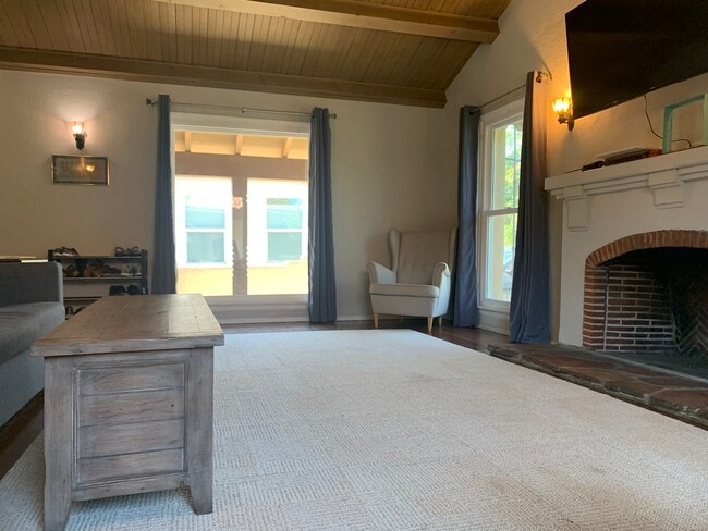 Building Photo - 4222 S Bronson Ave