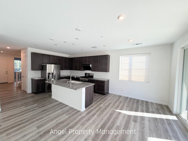 Building Photo - 425 Fuchsia Ct