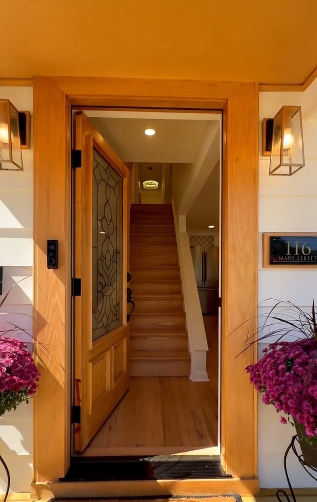 Building Photo - 116 Mary St