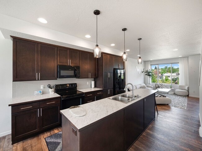 Building Photo - 2423 W Bridge Ave