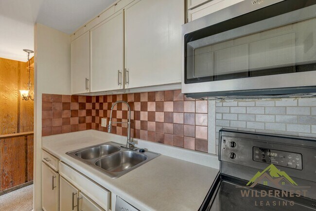Building Photo - Yacht Club Condo - LAKE VIEWS-Great 3 Bedroom/2 Bath Unit w/Lake Access