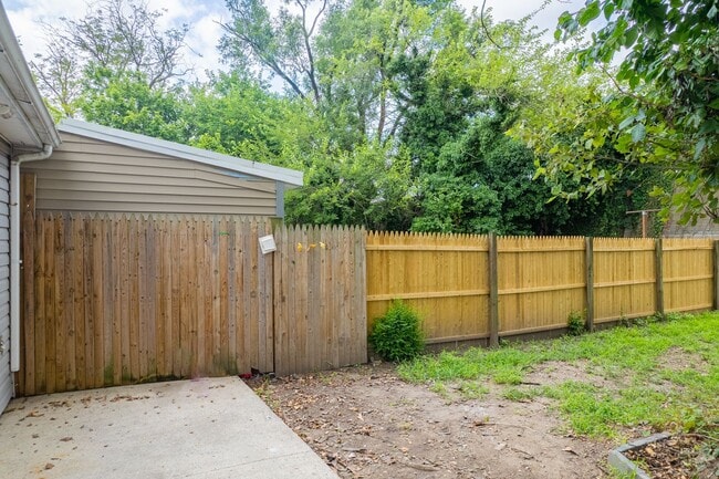 Building Photo - Freshly Renovated 4-Bedroom Home with Cent...