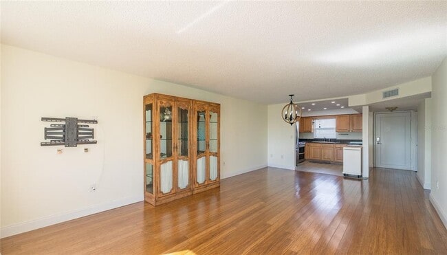 Building Photo - 4775 Cove Cir