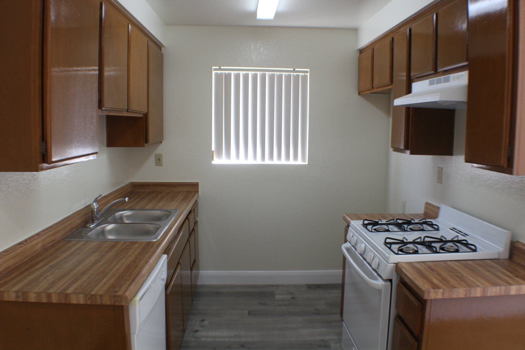 Building Photo - 14037 Cerise Ave