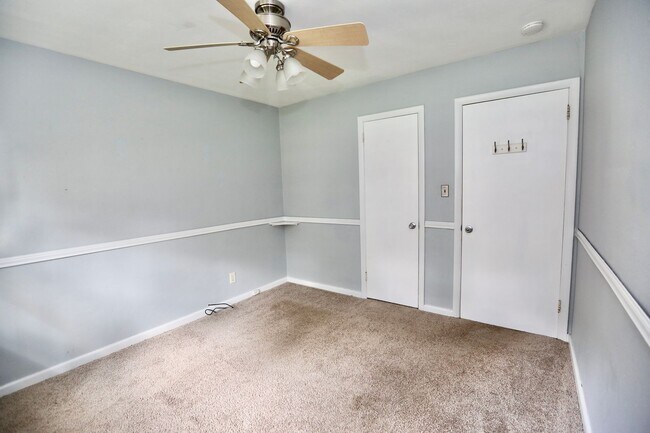 Building Photo - AVAILABLE EARLY MAY, Charming ranch home with front porch in Castle Heights!