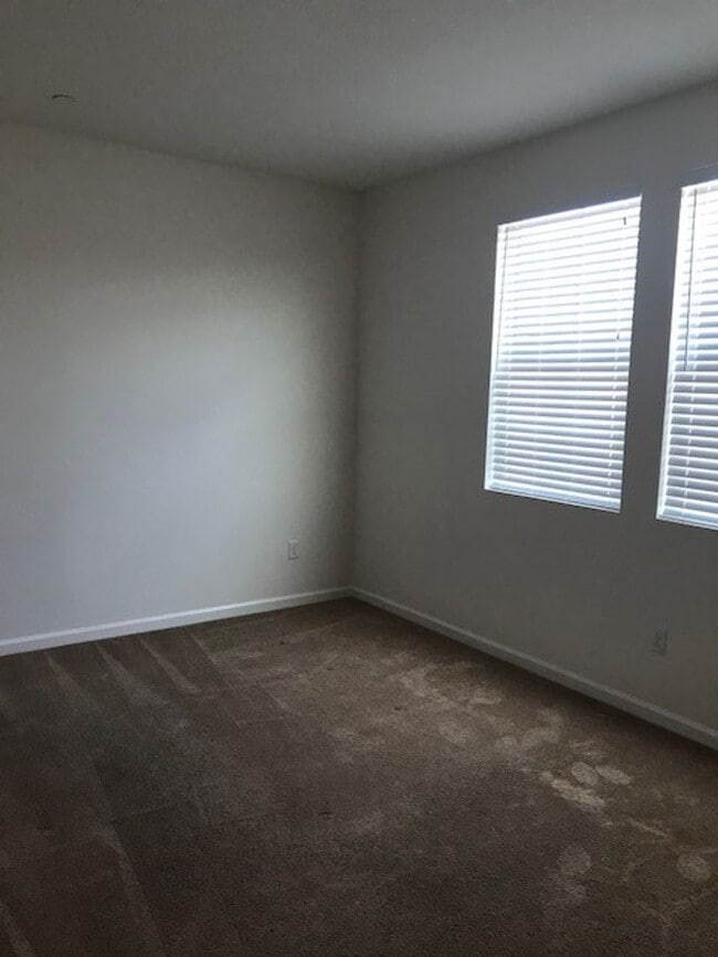 Building Photo - Two Story Home in Natomas, 3 bd/2.5ba, 2 c...