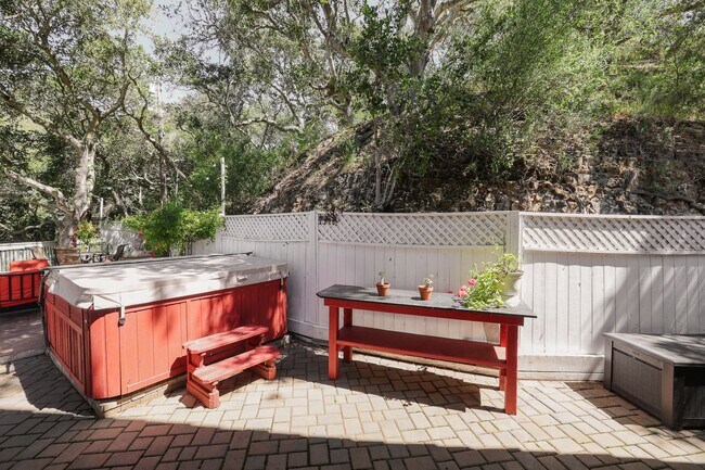 Building Photo - Luxury furnished retreat in Carmel Valley