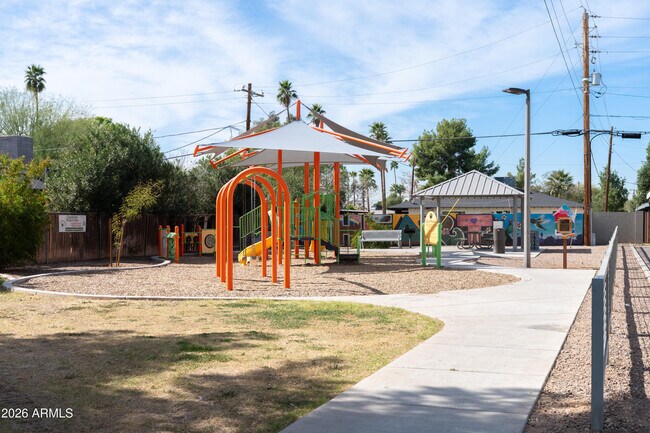 Building Photo - 729 W Coolidge St