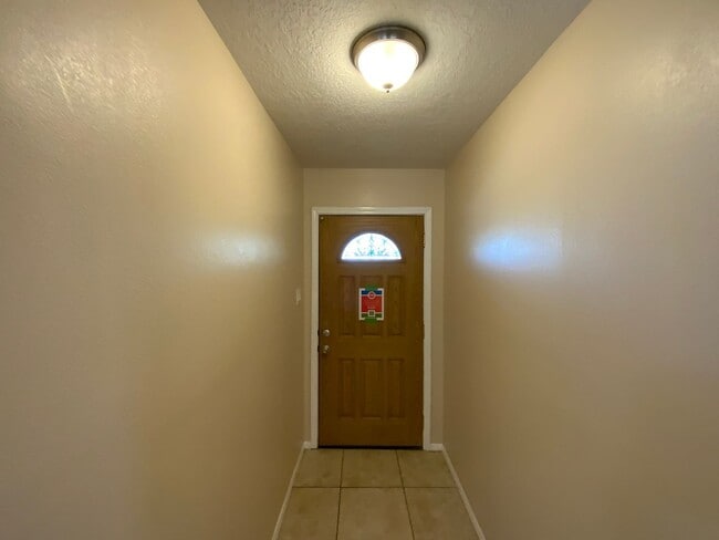 Building Photo - 3 Bedroom Single Story Home Near Juan Tabo...