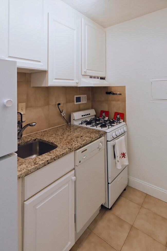 Kitchen cooking area - 1420 N St NW