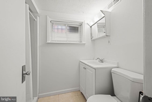 Building Photo - 139 Hawaii Ave NE