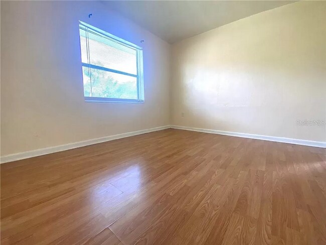 Building Photo - Spacious 3/2 home available now, and conveniently located near downtown and Manatee Hospital