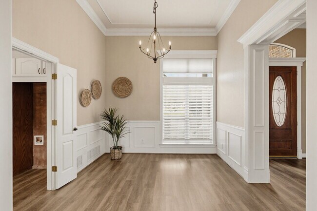 Building Photo - Perfect blend of comfort, style, and convenience.