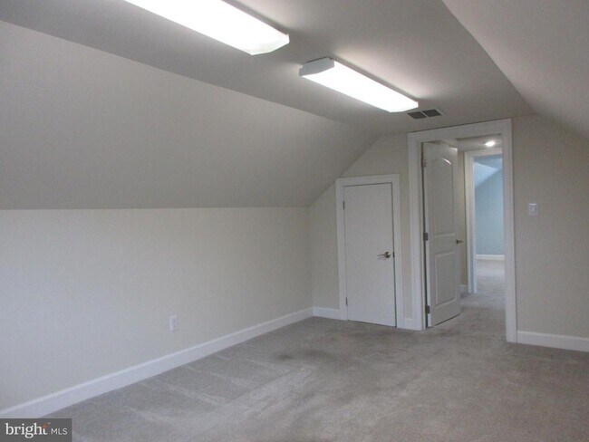 Building Photo - 10 N Stiles Ave