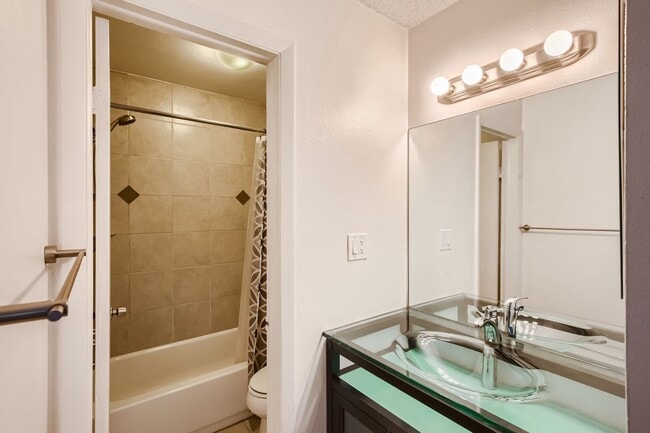 Building Photo - Spacious 1 Bed 1 Bath in the heart of Holly Hills. LEASING SPECIAL SEE INFO BELOW