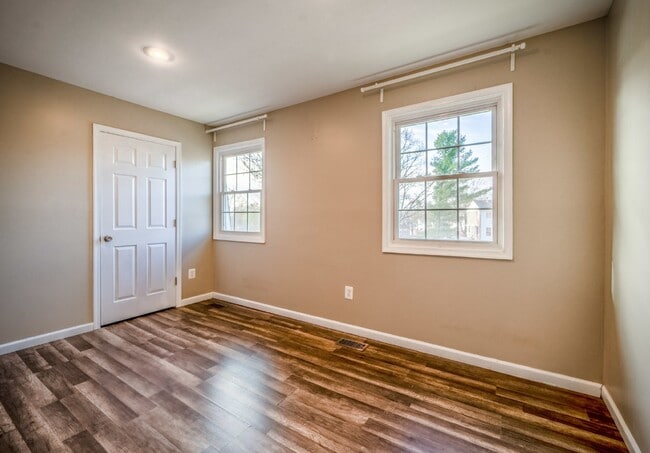 Building Photo - Spacious 3-Level Townhouse with Finished Basement and Fenced Patio