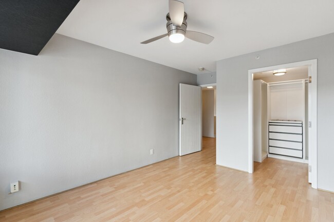 South bedroom with walk-in closet - 417 E Kiowa St