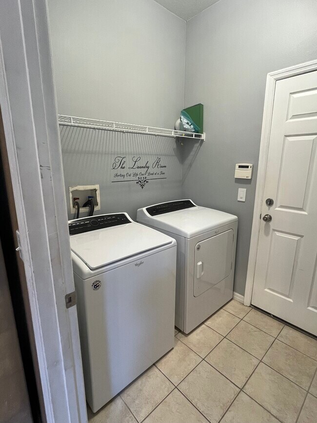 Building Photo - 10043 Moorshire Cir