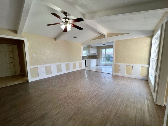 Building Photo - Really spacious 4bed/2bath single family home