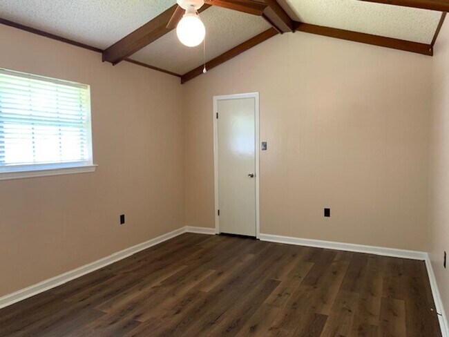 Building Photo - 40111 La Rochelle Rd